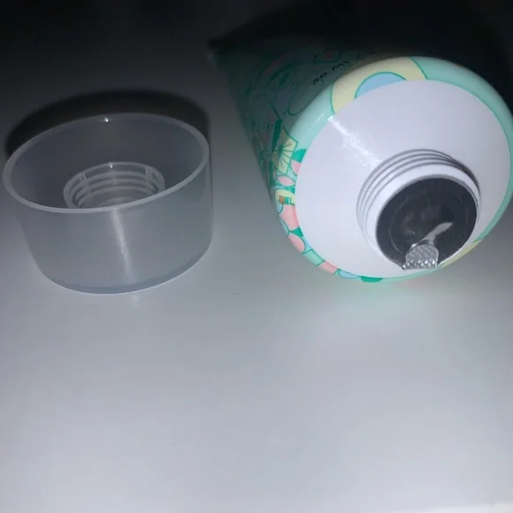 Amika “the Kure” Intense Strength Repair Hair Mask - Picture 4 of 4